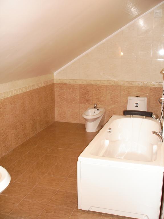 Chernivtsi Apartments Phòng bức ảnh